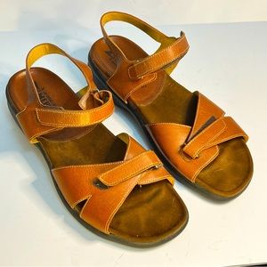 Mephisto tan comfort sandal size 9